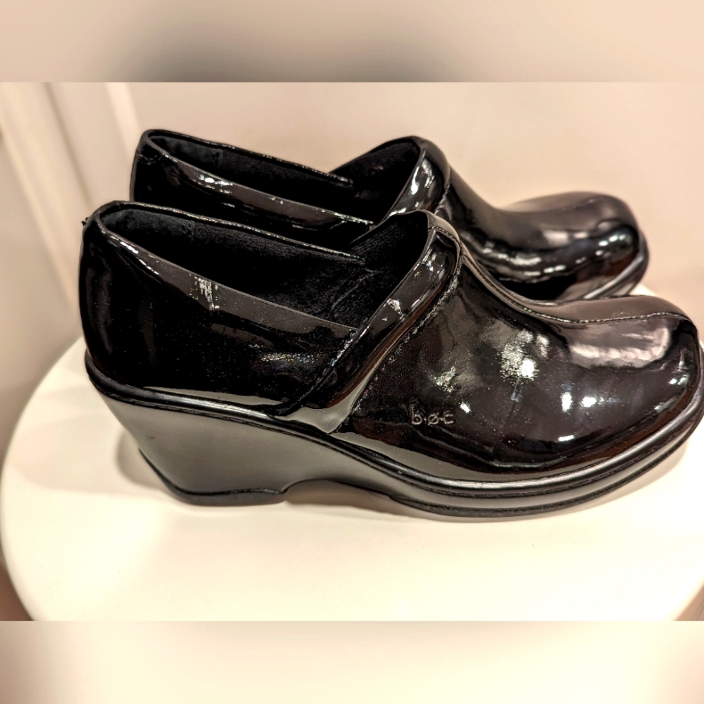 New BOC Born Concepts Black Patent Leather PEGGY Clogs - Women's Size 6.